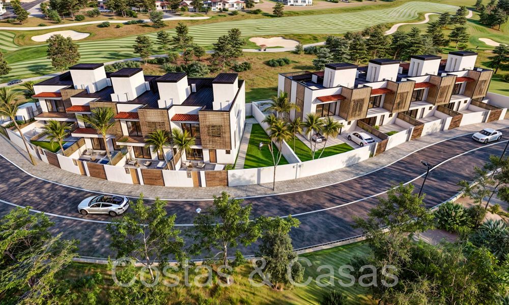 Nieuwe ontwikkeling van townhouses te koop grenzend aan de golfbaan in Estepona 70550