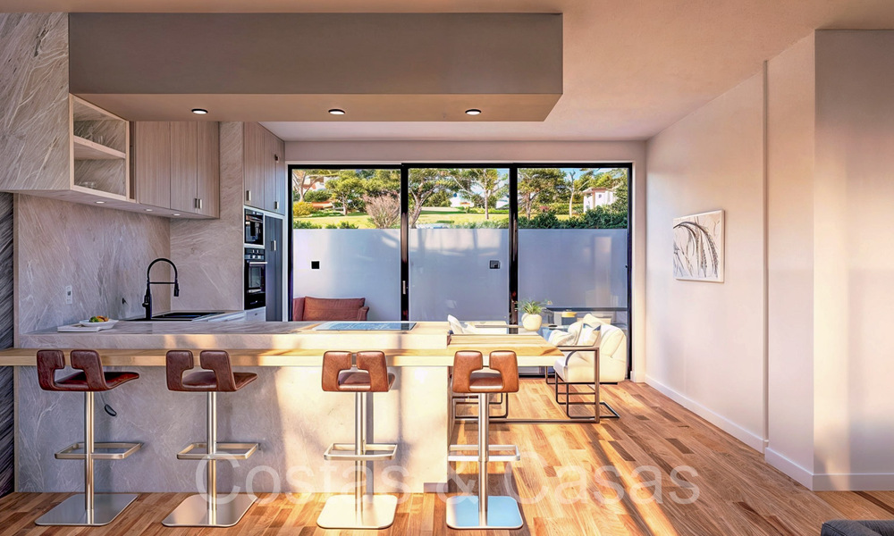 Nieuwe ontwikkeling van townhouses te koop grenzend aan de golfbaan in Estepona 70554
