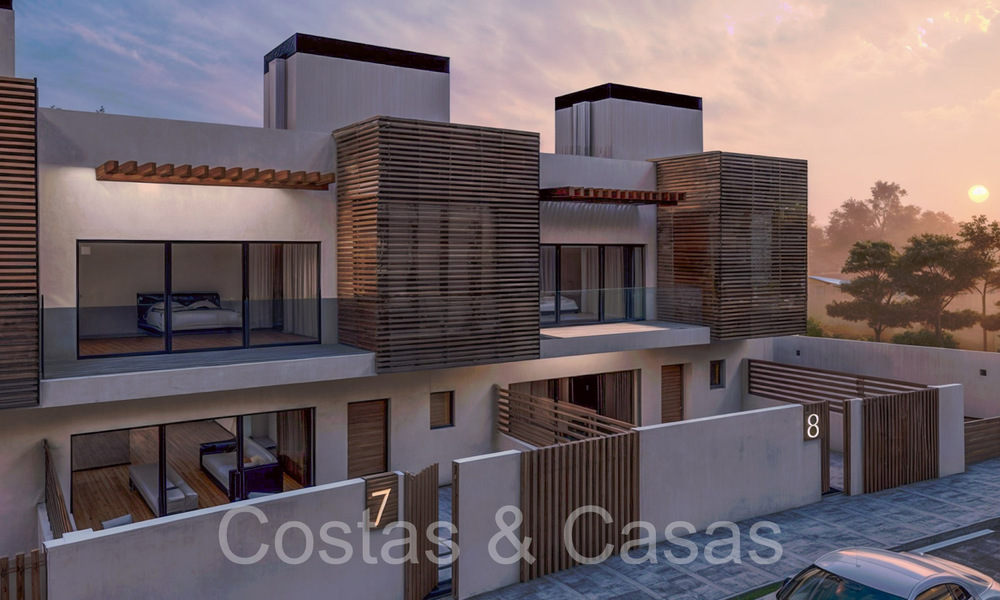 Nieuwe ontwikkeling van townhouses te koop grenzend aan de golfbaan in Estepona 70557