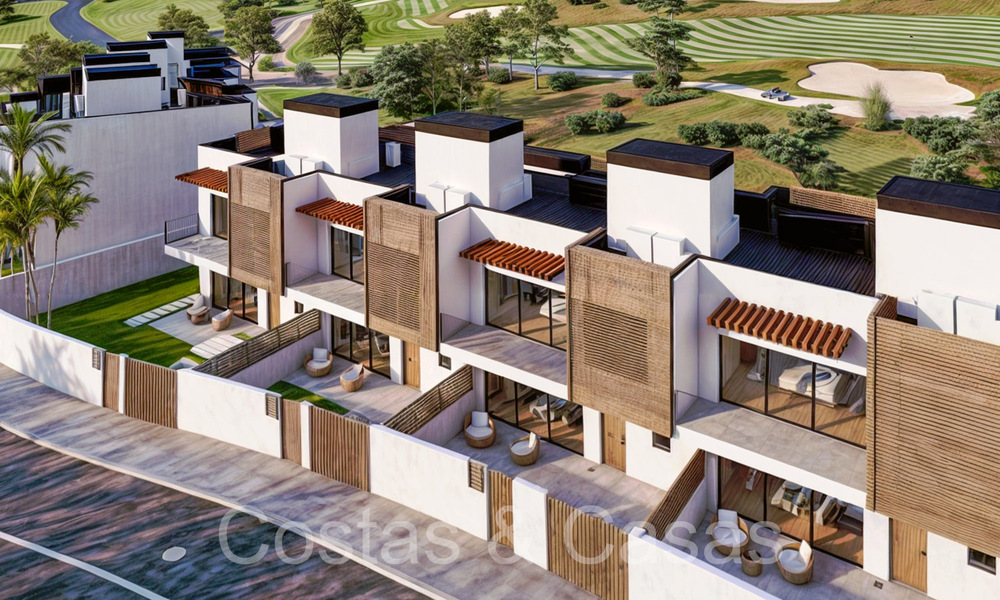Nieuwe ontwikkeling van townhouses te koop grenzend aan de golfbaan in Estepona 70559