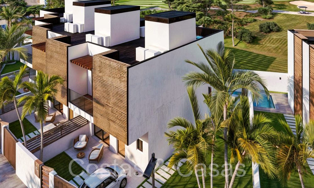 Nieuwe ontwikkeling van townhouses te koop grenzend aan de golfbaan in Estepona 70560