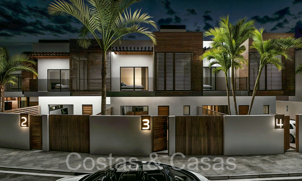 Nieuwe ontwikkeling van townhouses te koop grenzend aan de golfbaan in Estepona 70566