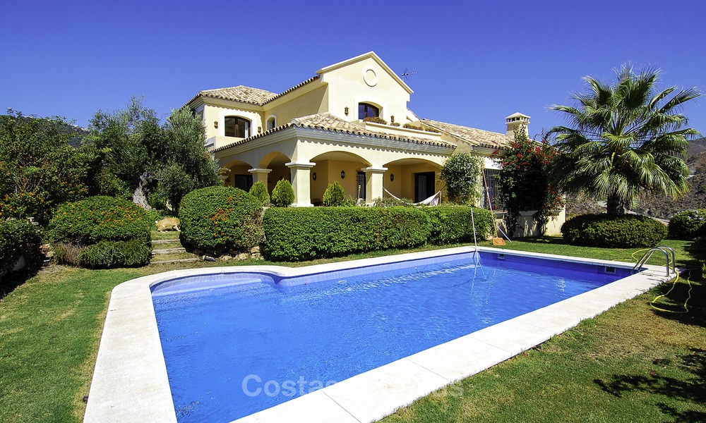 Luxe villa te koop in een gated golf resort Marbella - Benahavis 14075