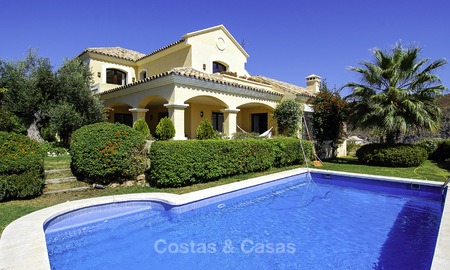 Luxe villa te koop in een gated golf resort Marbella - Benahavis 14077
