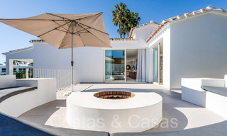 Mediterrane luxevilla te koop met grote tuin en bijgebouw, met zeezicht, dicht bij voorzieningen in Oost-Marbella 72070 