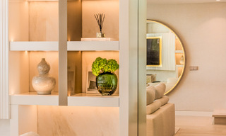 Prestigieus penthouse met frontaal zeezicht te koop, eerstelijnsstrand in Puente Romano, Golden Mile, Marbella 72362 