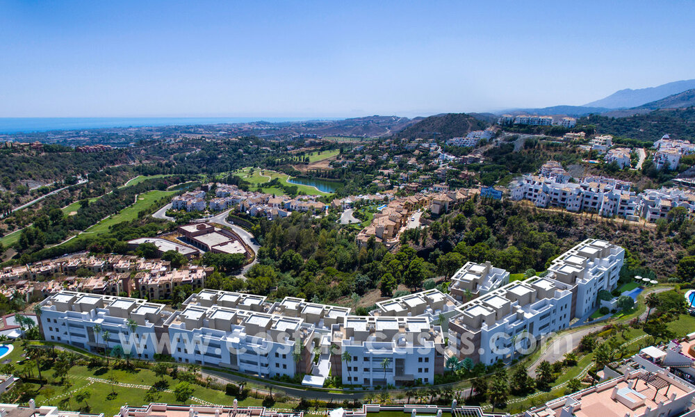Moderne luxe appartementen te koop met zeezicht in een beveiligde urbanisatie in het vooraanstaande Benahavis - Marbella 805280