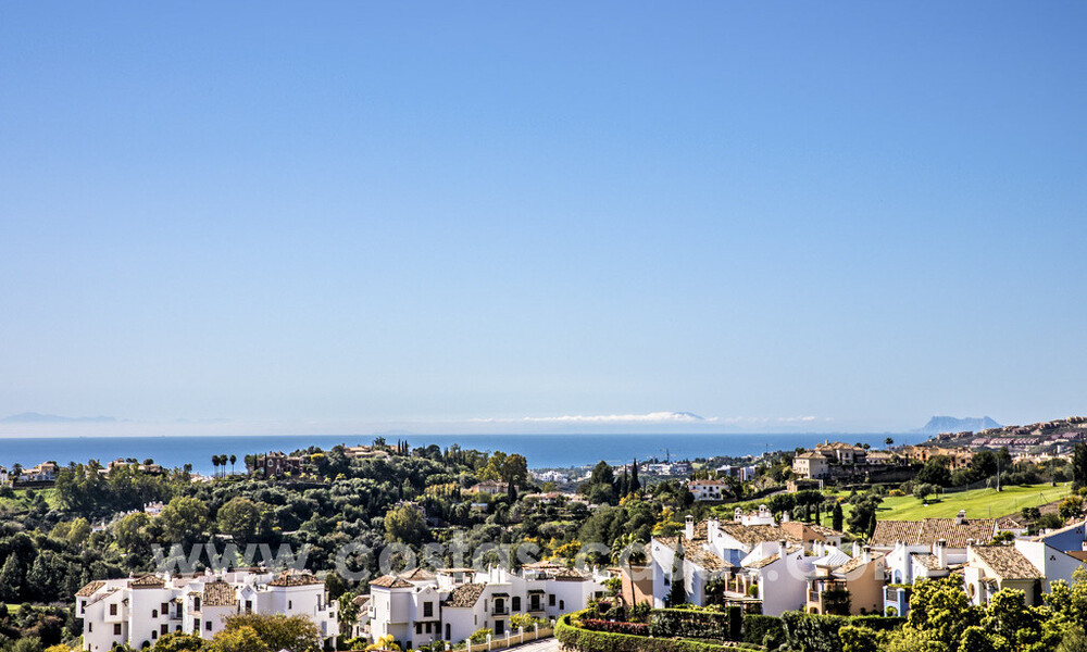 Moderne luxe appartementen te koop met zeezicht in een beveiligde urbanisatie in het vooraanstaande Benahavis - Marbella 805288