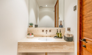 Eersteklas modern luxe appartement met adembenemend golf- en zeezicht te koop in een 5* golfresort in Casares, Costa del Sol 73380 