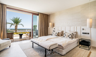 Eersteklas modern luxe appartement met adembenemend golf- en zeezicht te koop in een 5* golfresort in Casares, Costa del Sol 73397 