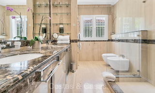 Ruime familievilla met mediterrane stijl te koop, eerstelijns golf op de New Golden Mile, Marbella - Benahavis 73595 