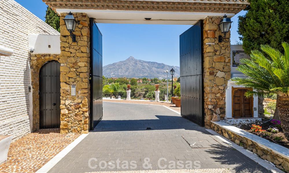 Ruim huis te koop, met uitgestrekte buitenruimtes in een gated complex in Nueva Andalucia, Marbella 74665