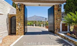 Ruim huis te koop, met uitgestrekte buitenruimtes in een gated complex in Nueva Andalucia, Marbella 74665 