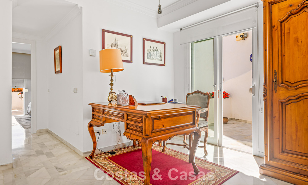 Ruim huis te koop, met uitgestrekte buitenruimtes in een gated complex in Nueva Andalucia, Marbella 74666