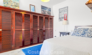 Ruim huis te koop, met uitgestrekte buitenruimtes in een gated complex in Nueva Andalucia, Marbella 74667 