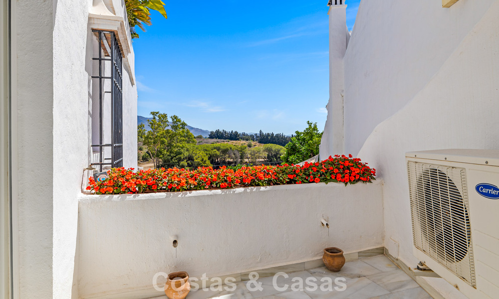 Ruim huis te koop, met uitgestrekte buitenruimtes in een gated complex in Nueva Andalucia, Marbella 74668