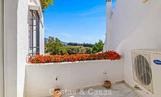 Ruim huis te koop, met uitgestrekte buitenruimtes in een gated complex in Nueva Andalucia, Marbella 74668 