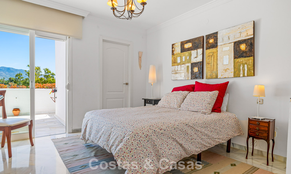 Ruim huis te koop, met uitgestrekte buitenruimtes in een gated complex in Nueva Andalucia, Marbella 74669