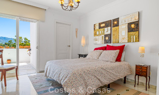 Ruim huis te koop, met uitgestrekte buitenruimtes in een gated complex in Nueva Andalucia, Marbella 74669 