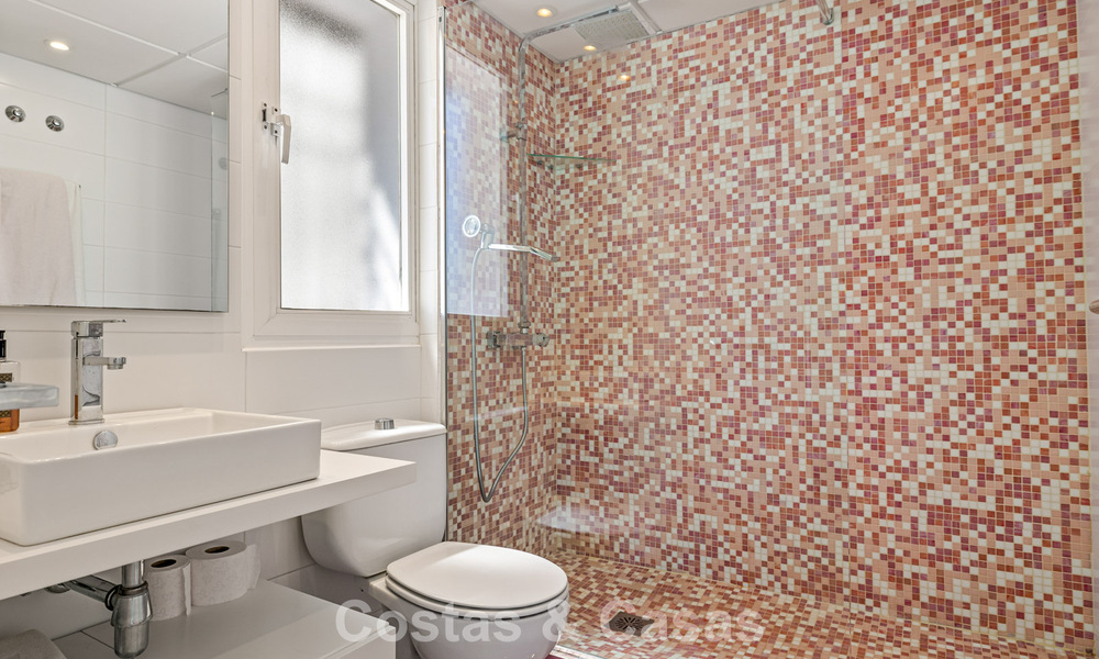 Ruim huis te koop, met uitgestrekte buitenruimtes in een gated complex in Nueva Andalucia, Marbella 74670