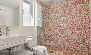 Ruim huis te koop, met uitgestrekte buitenruimtes in een gated complex in Nueva Andalucia, Marbella 74670 