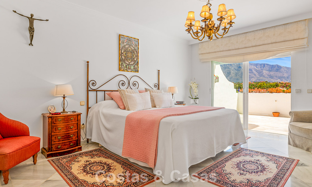 Ruim huis te koop, met uitgestrekte buitenruimtes in een gated complex in Nueva Andalucia, Marbella 74671