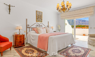 Ruim huis te koop, met uitgestrekte buitenruimtes in een gated complex in Nueva Andalucia, Marbella 74671 