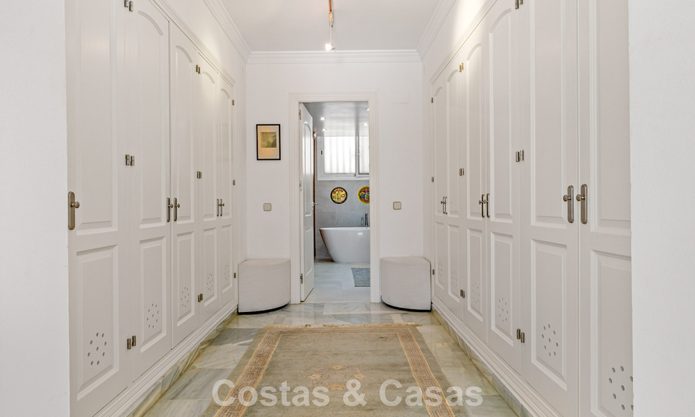 Ruim huis te koop, met uitgestrekte buitenruimtes in een gated complex in Nueva Andalucia, Marbella 74672