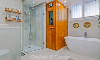 Ruim huis te koop, met uitgestrekte buitenruimtes in een gated complex in Nueva Andalucia, Marbella 74674 