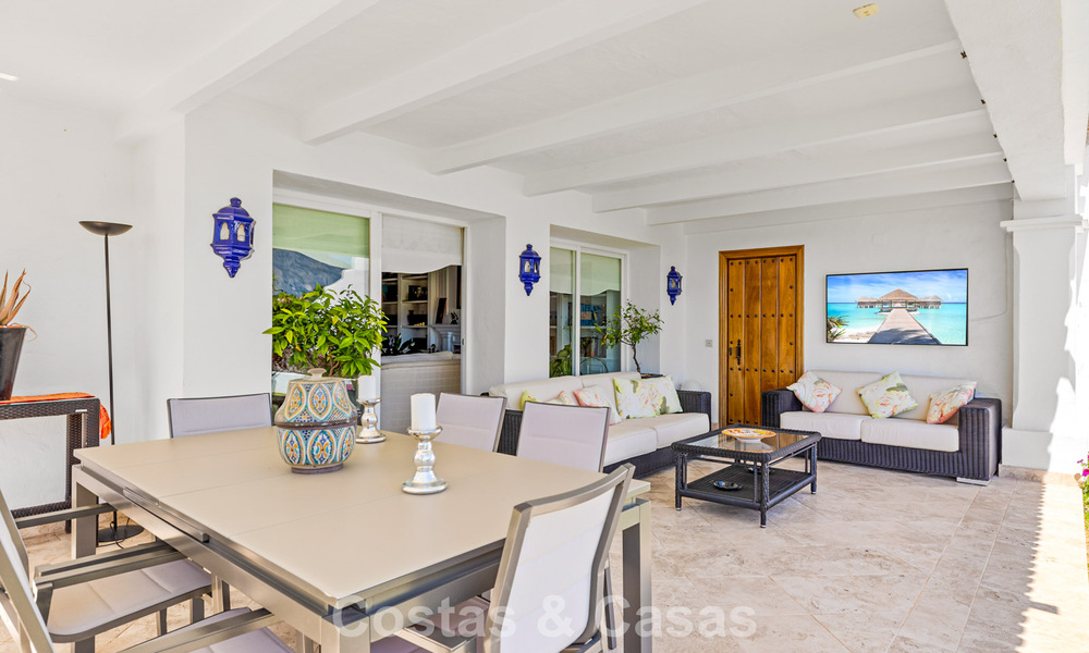 Ruim huis te koop, met uitgestrekte buitenruimtes in een gated complex in Nueva Andalucia, Marbella 74675