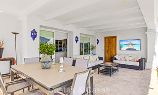 Ruim huis te koop, met uitgestrekte buitenruimtes in een gated complex in Nueva Andalucia, Marbella 74675 