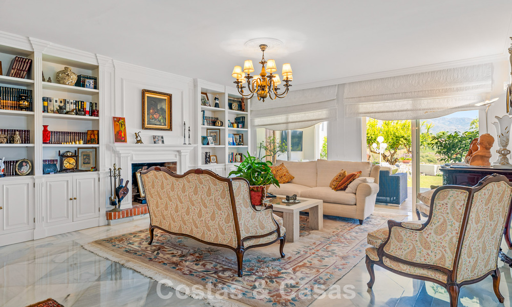 Ruim huis te koop, met uitgestrekte buitenruimtes in een gated complex in Nueva Andalucia, Marbella 74678