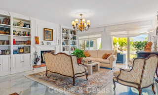 Ruim huis te koop, met uitgestrekte buitenruimtes in een gated complex in Nueva Andalucia, Marbella 74678 