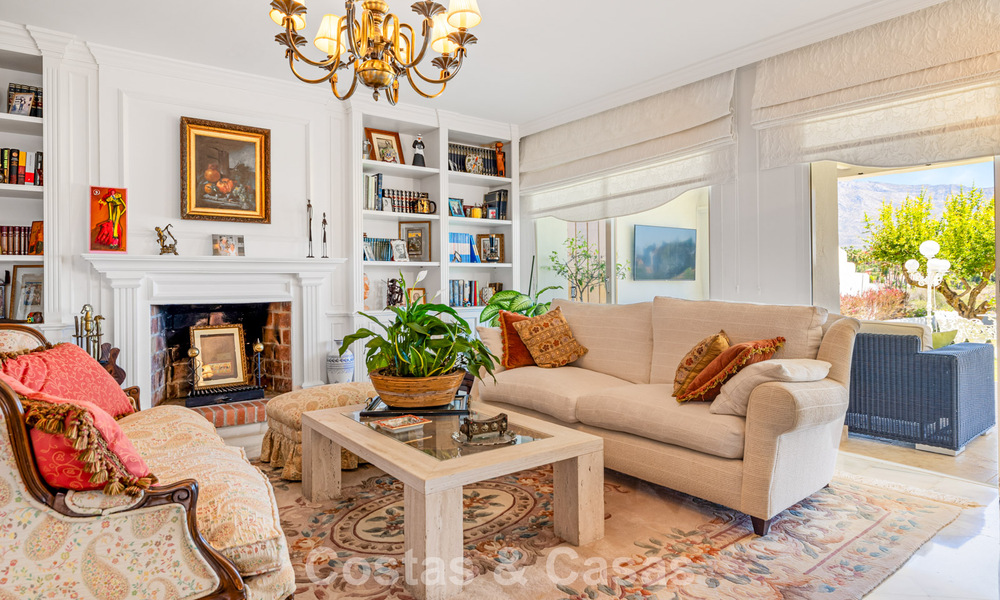 Ruim huis te koop, met uitgestrekte buitenruimtes in een gated complex in Nueva Andalucia, Marbella 74679