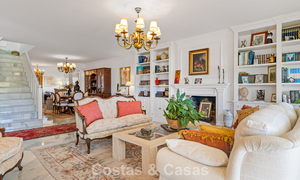 Ruim huis te koop, met uitgestrekte buitenruimtes in een gated complex in Nueva Andalucia, Marbella 74680