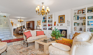 Ruim huis te koop, met uitgestrekte buitenruimtes in een gated complex in Nueva Andalucia, Marbella 74680 