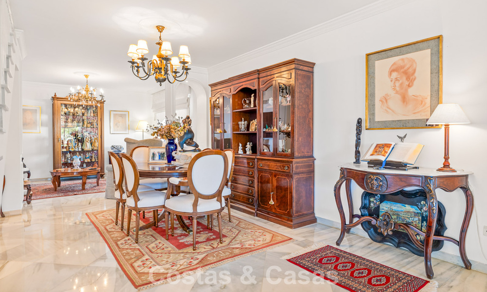 Ruim huis te koop, met uitgestrekte buitenruimtes in een gated complex in Nueva Andalucia, Marbella 74681