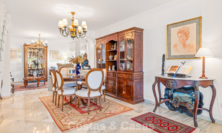 Ruim huis te koop, met uitgestrekte buitenruimtes in een gated complex in Nueva Andalucia, Marbella 74681 