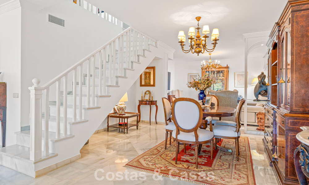 Ruim huis te koop, met uitgestrekte buitenruimtes in een gated complex in Nueva Andalucia, Marbella 74682