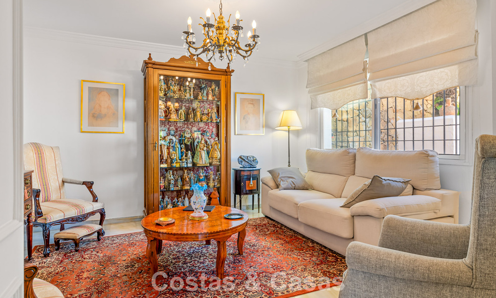 Ruim huis te koop, met uitgestrekte buitenruimtes in een gated complex in Nueva Andalucia, Marbella 74683