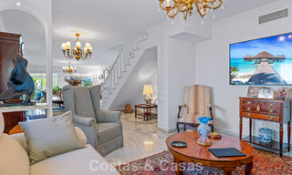 Ruim huis te koop, met uitgestrekte buitenruimtes in een gated complex in Nueva Andalucia, Marbella 74685 