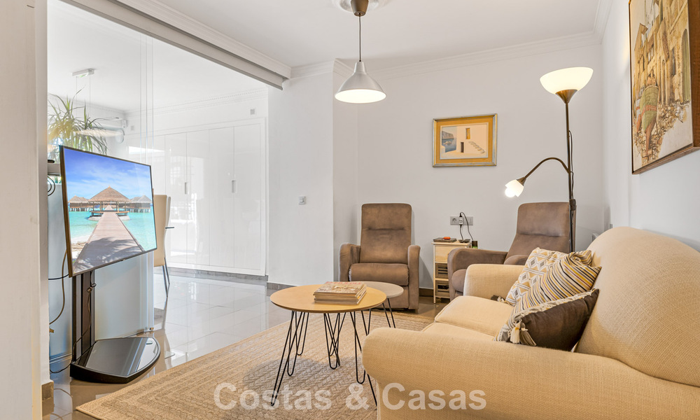 Ruim huis te koop, met uitgestrekte buitenruimtes in een gated complex in Nueva Andalucia, Marbella 74688