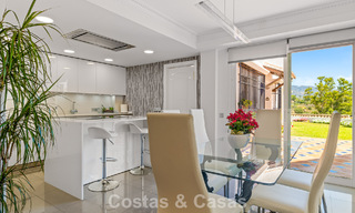 Ruim huis te koop, met uitgestrekte buitenruimtes in een gated complex in Nueva Andalucia, Marbella 74690 