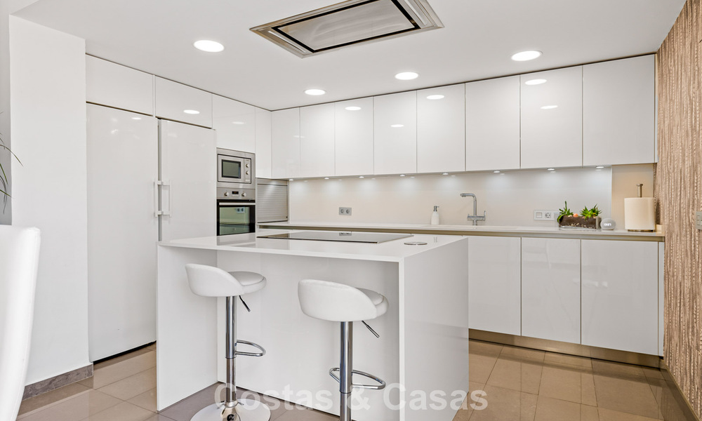 Ruim huis te koop, met uitgestrekte buitenruimtes in een gated complex in Nueva Andalucia, Marbella 74691