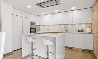 Ruim huis te koop, met uitgestrekte buitenruimtes in een gated complex in Nueva Andalucia, Marbella 74691 