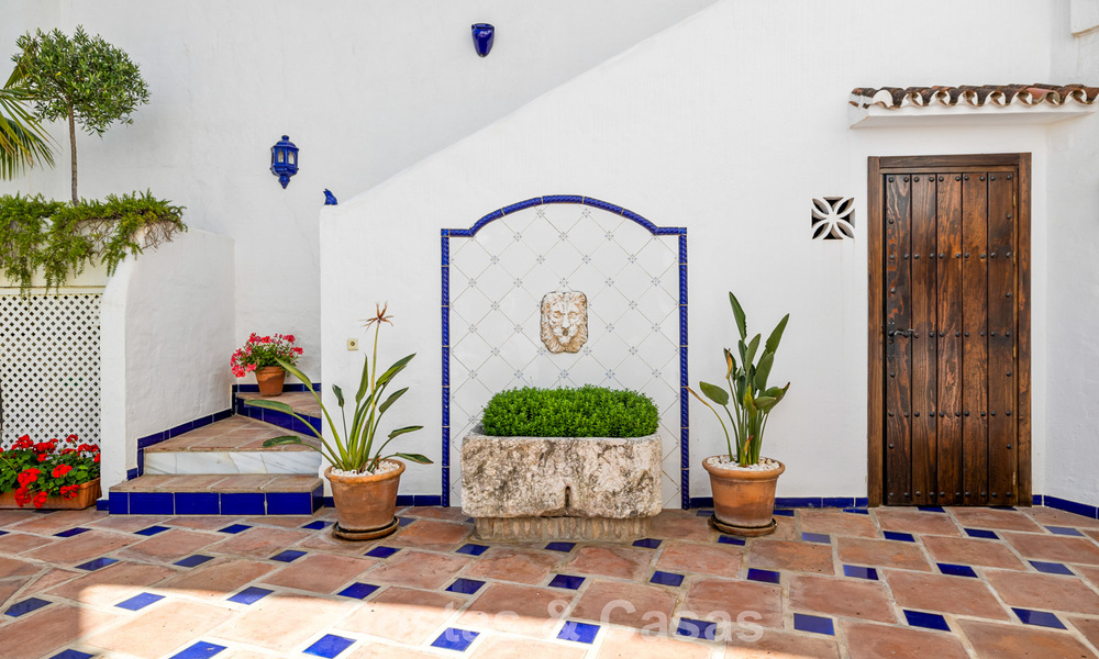 Ruim huis te koop, met uitgestrekte buitenruimtes in een gated complex in Nueva Andalucia, Marbella 74696