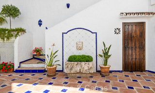 Ruim huis te koop, met uitgestrekte buitenruimtes in een gated complex in Nueva Andalucia, Marbella 74696 