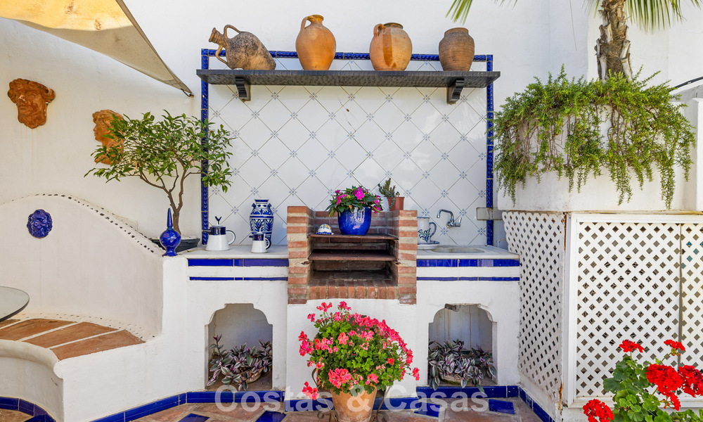 Ruim huis te koop, met uitgestrekte buitenruimtes in een gated complex in Nueva Andalucia, Marbella 74698