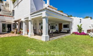 Ruim huis te koop, met uitgestrekte buitenruimtes in een gated complex in Nueva Andalucia, Marbella 74699 