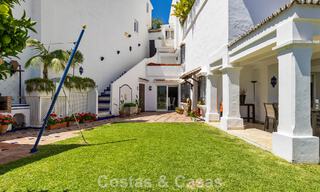 Ruim huis te koop, met uitgestrekte buitenruimtes in een gated complex in Nueva Andalucia, Marbella 74700 